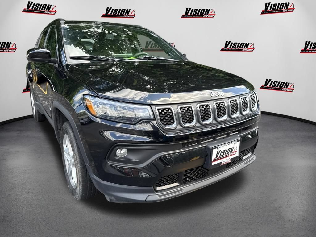 Used 2023 Jeep Compass Latitude w/ Convenience Group AWD/4WD image 3