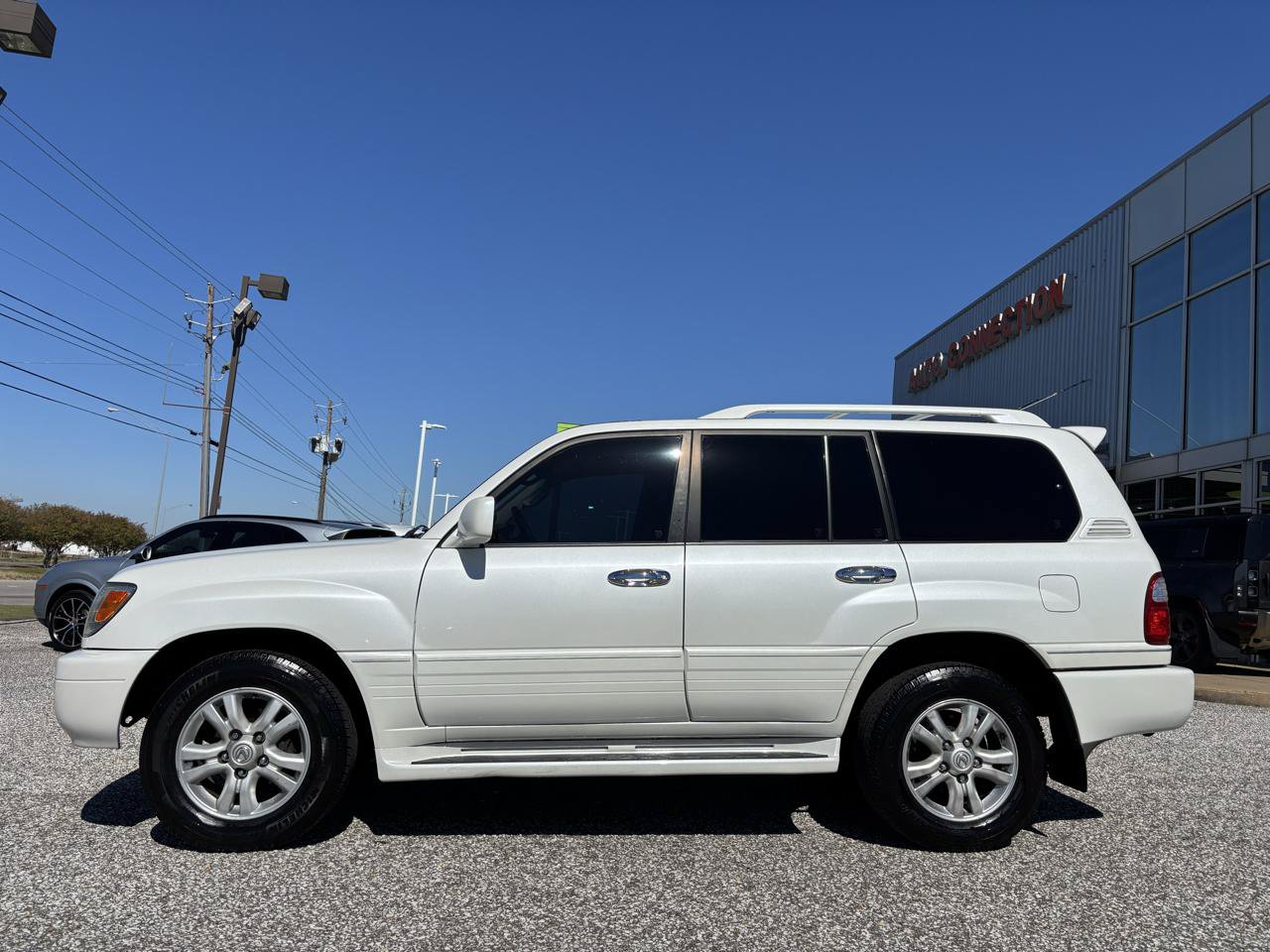 Used 2004 Lexus LX 470 4WD w/ Preferred Accessory Pkg image 2