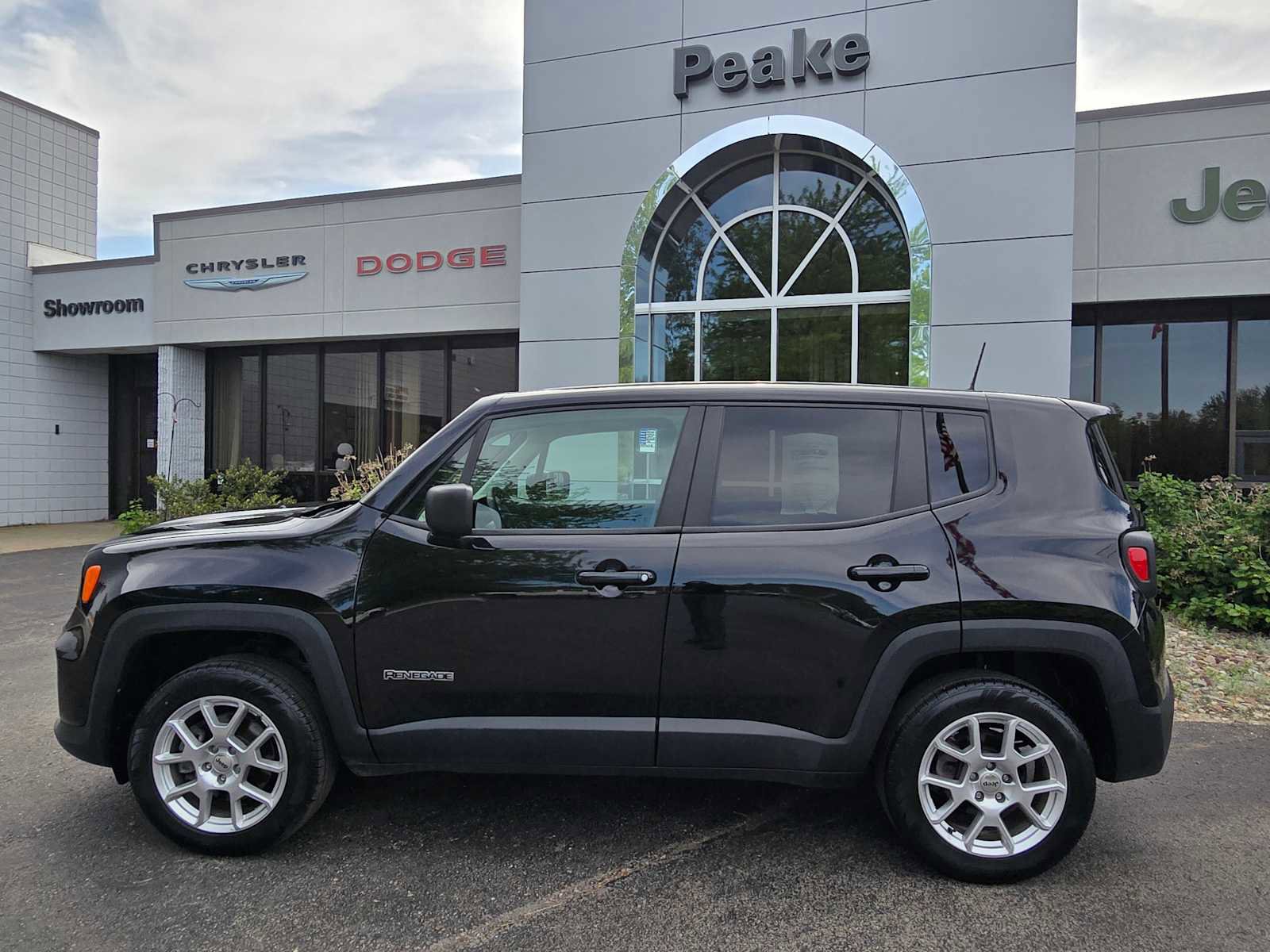 Used 2023 Jeep Renegade Latitude AWD/4WD image 3