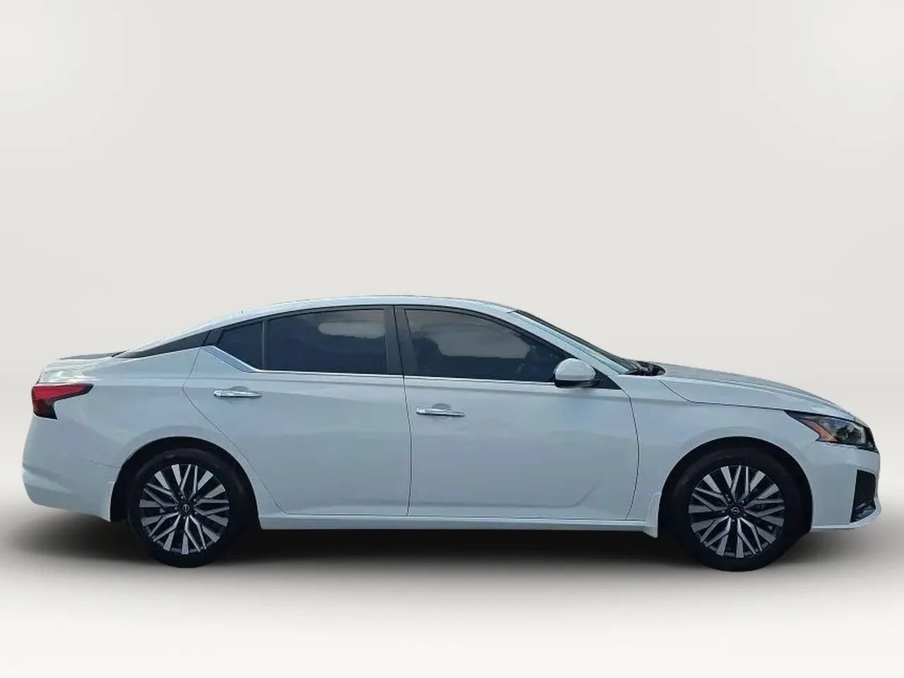 Used 2024 Nissan Altima 2.5 SV w/ SV Premium Package FWD image 9