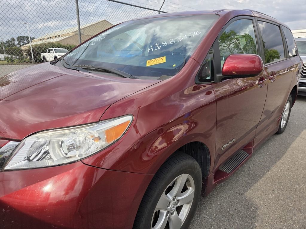 Used 2017 Toyota Sienna LE image 10