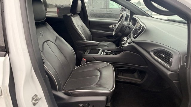 Used 2023 Chrysler Pacifica Limited w/ Uconnect Theater Family Group image 15