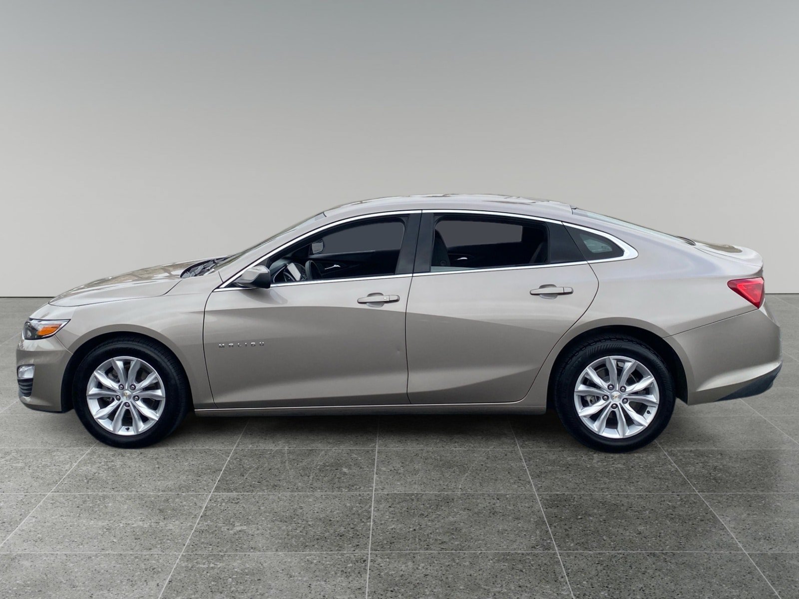 Used 2024 Chevrolet Malibu LT FWD image 2