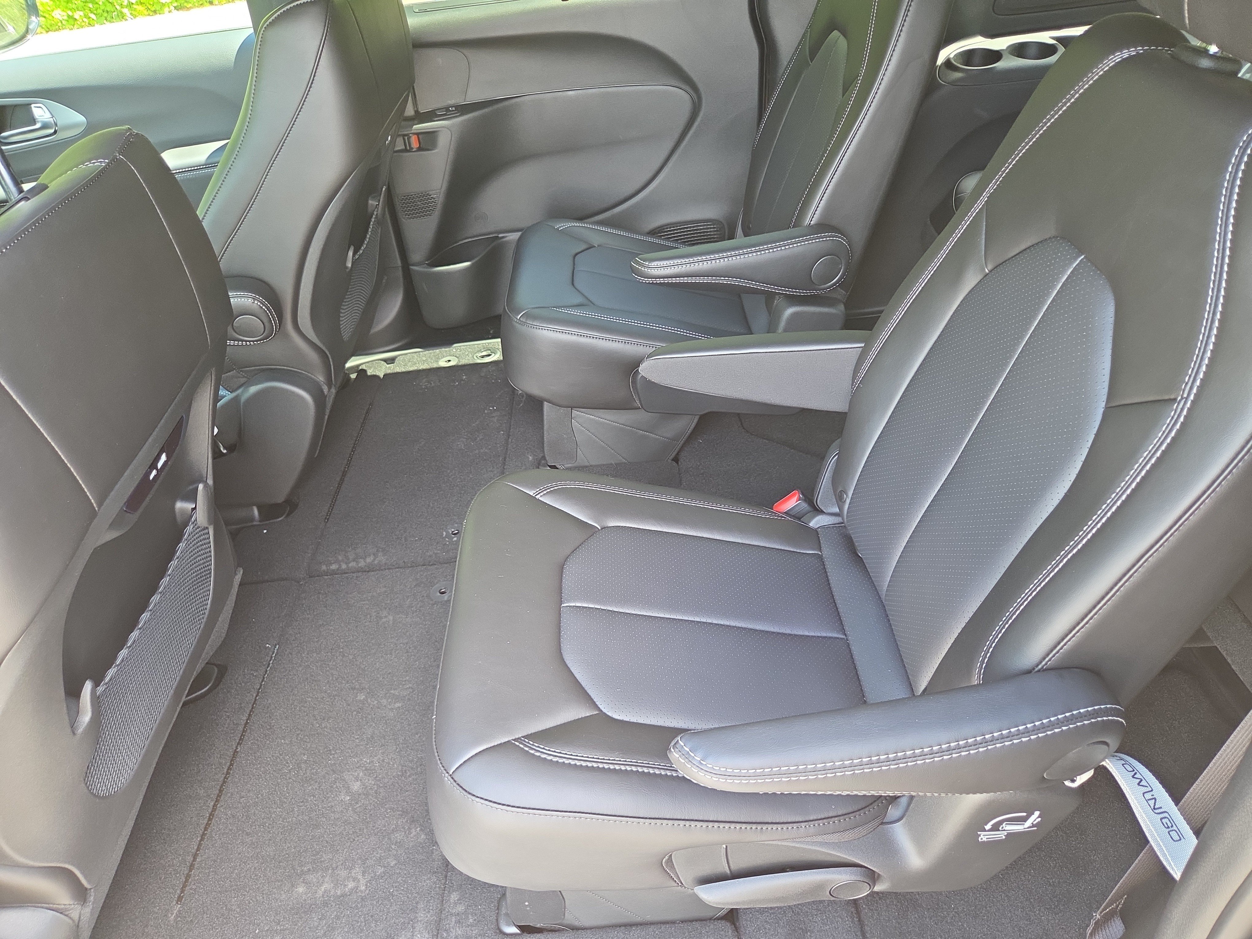 New 2027 Chrysler Pacifica Select FWD image 10