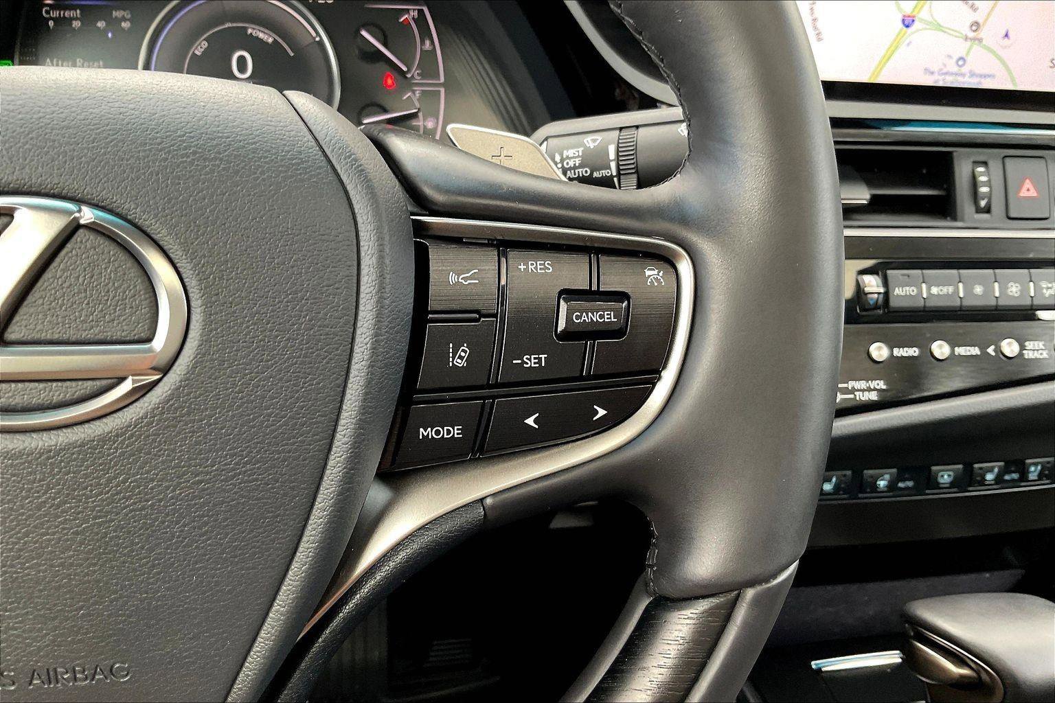 Used 2025 Lexus ES 300h w/ Luxury Package image 21