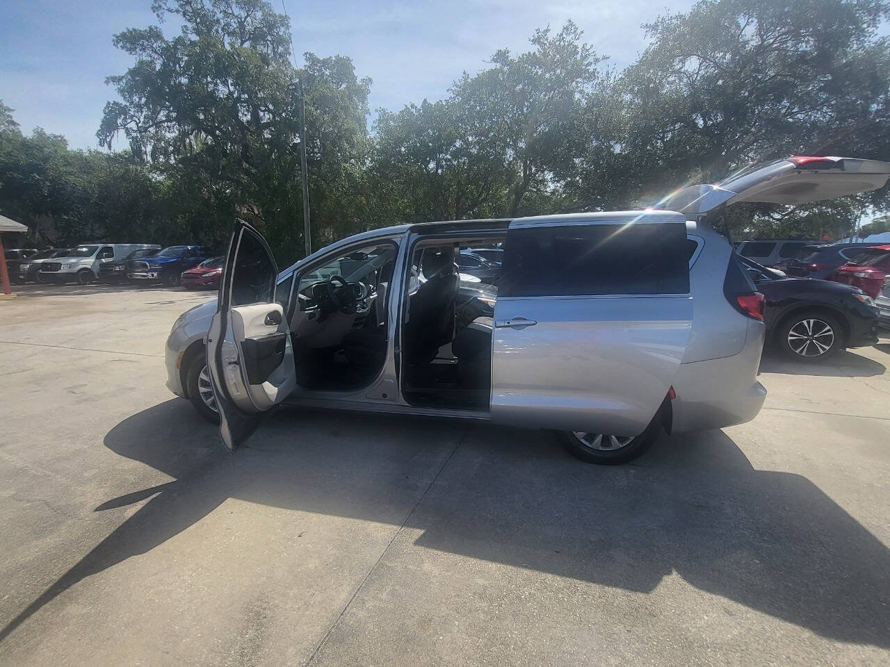 Used 2017 Chrysler Pacifica Touring w/ Tire & Wheel Group FWD image 85