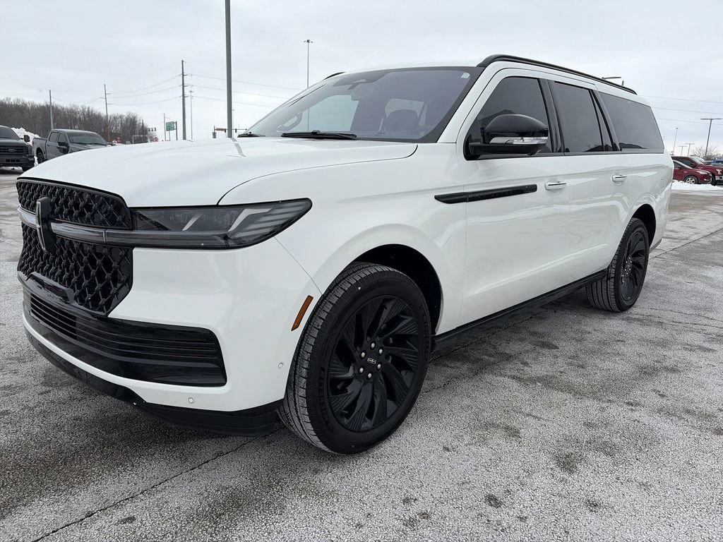 Used 2025 Lincoln Navigator L Reserve w/ Jet Appearance Package AWD/4WD image 3