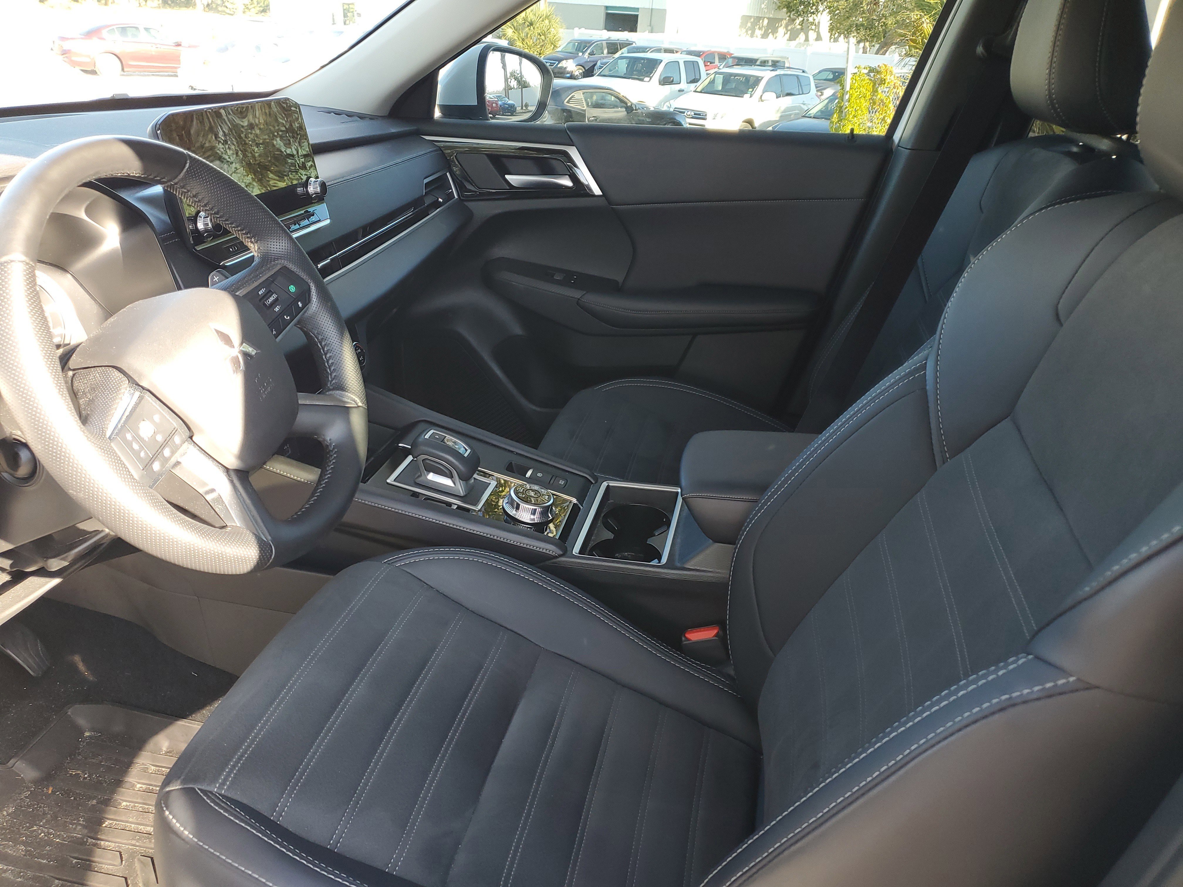 Used 2024 Mitsubishi Outlander SE image 10