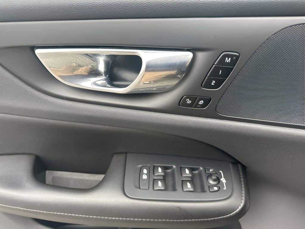 Used 2021 Volvo S60 T5 Momentum w/ Premium Package image 26