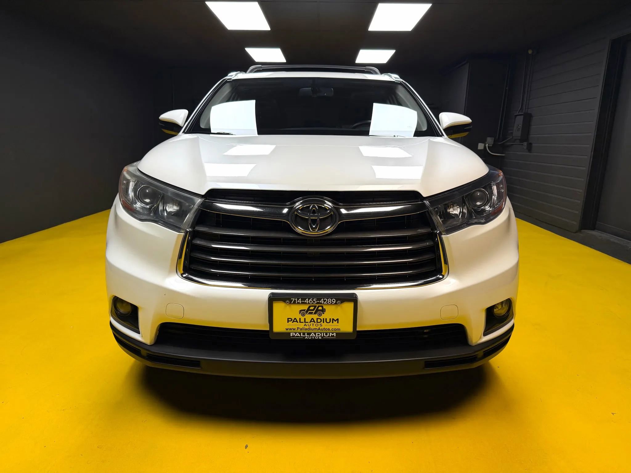 Used 2016 Toyota Highlander XLE w/ Preferred Accessory Package FWD image 2