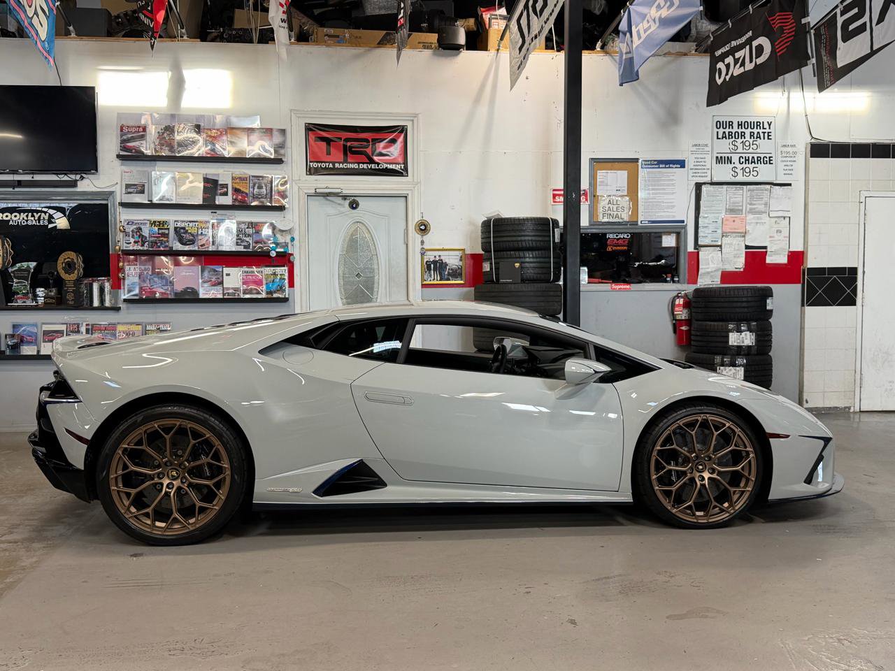 Used 2021 Lamborghini Huracan EVO image 4