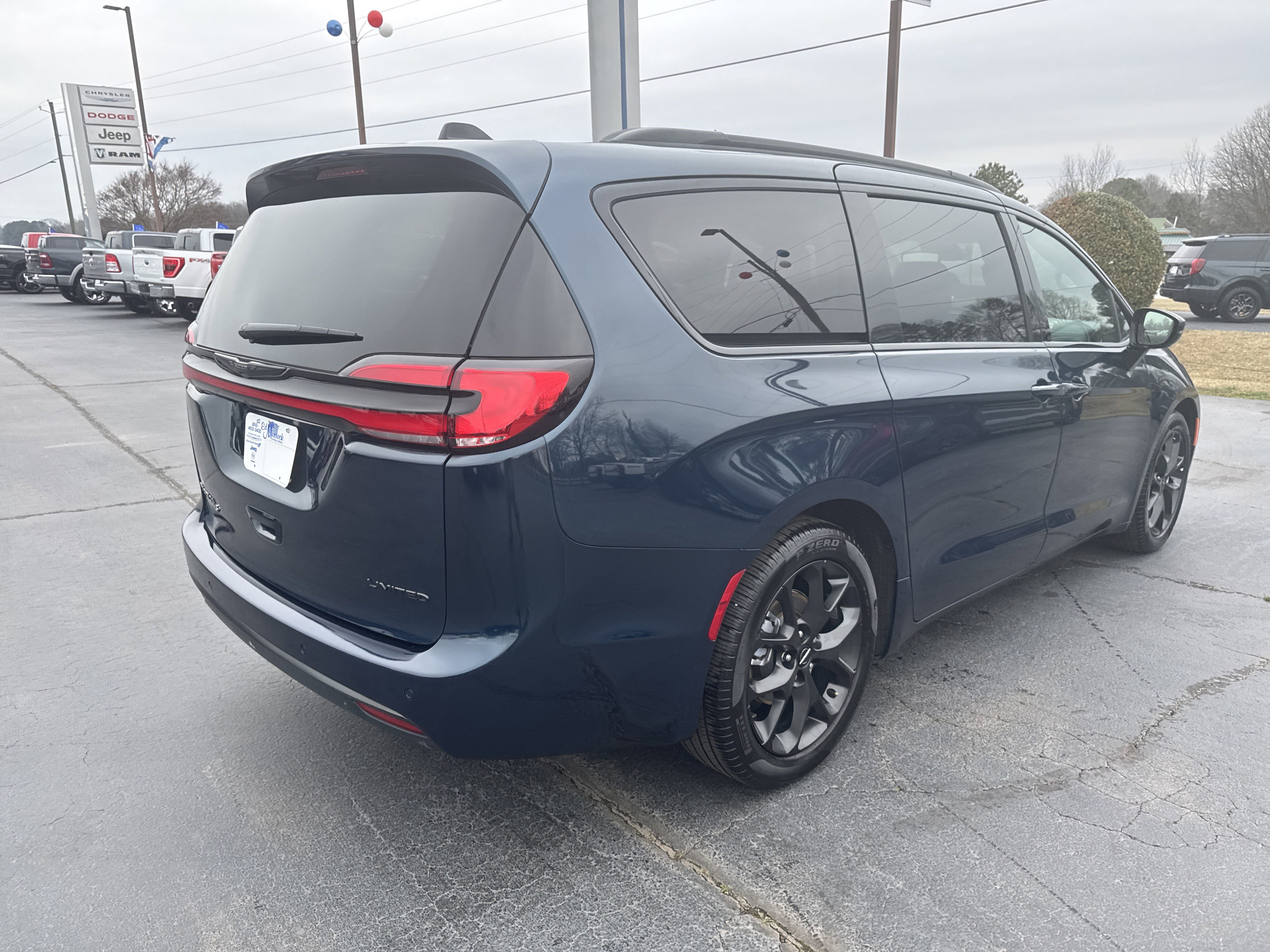 Used 2025 Chrysler Pacifica Limited image 5