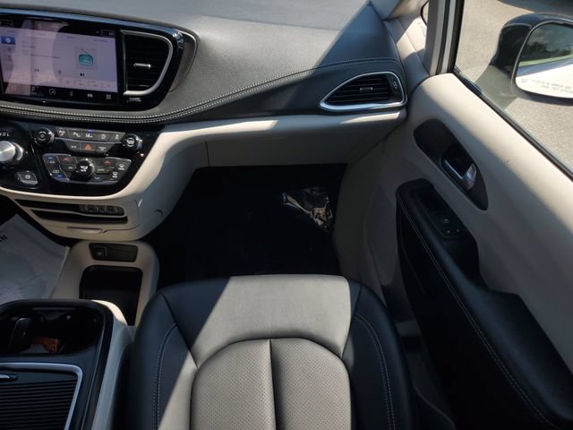Used 2024 Chrysler Pacifica Touring-L AWD/4WD image 17