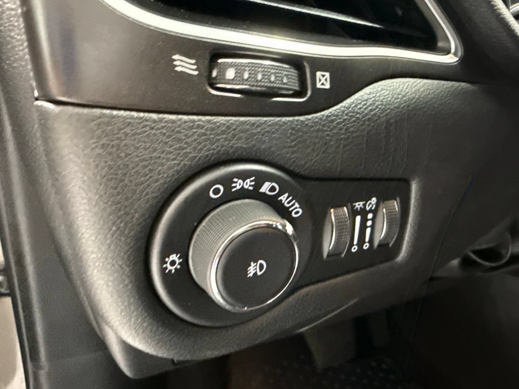 Used 2021 Jeep Cherokee Trailhawk w/ Sun, Sound & Nav Group AWD/4WD image 23