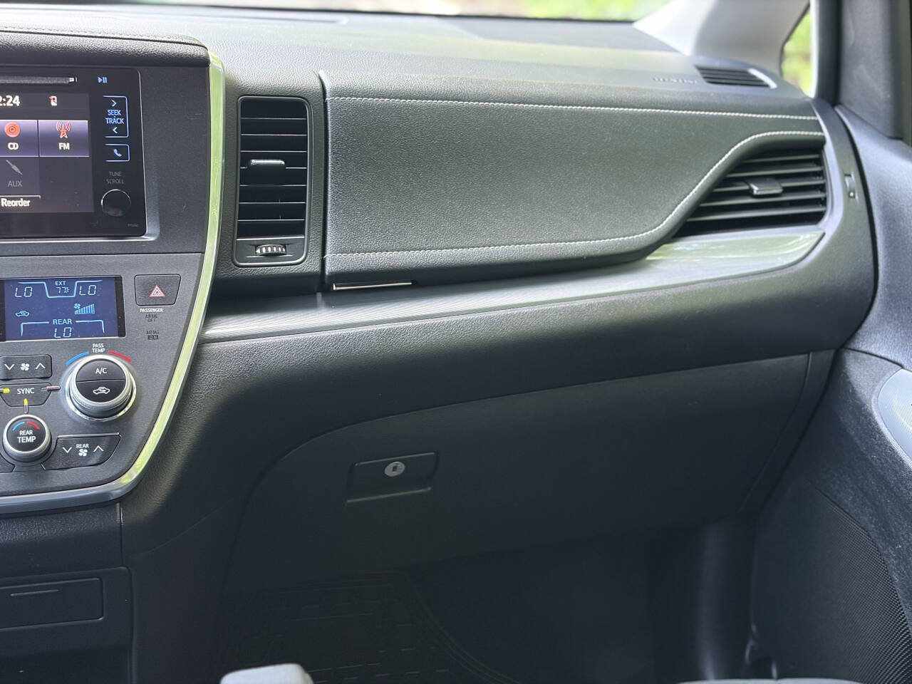 Used 2017 Toyota Sienna SE Premium FWD image 30