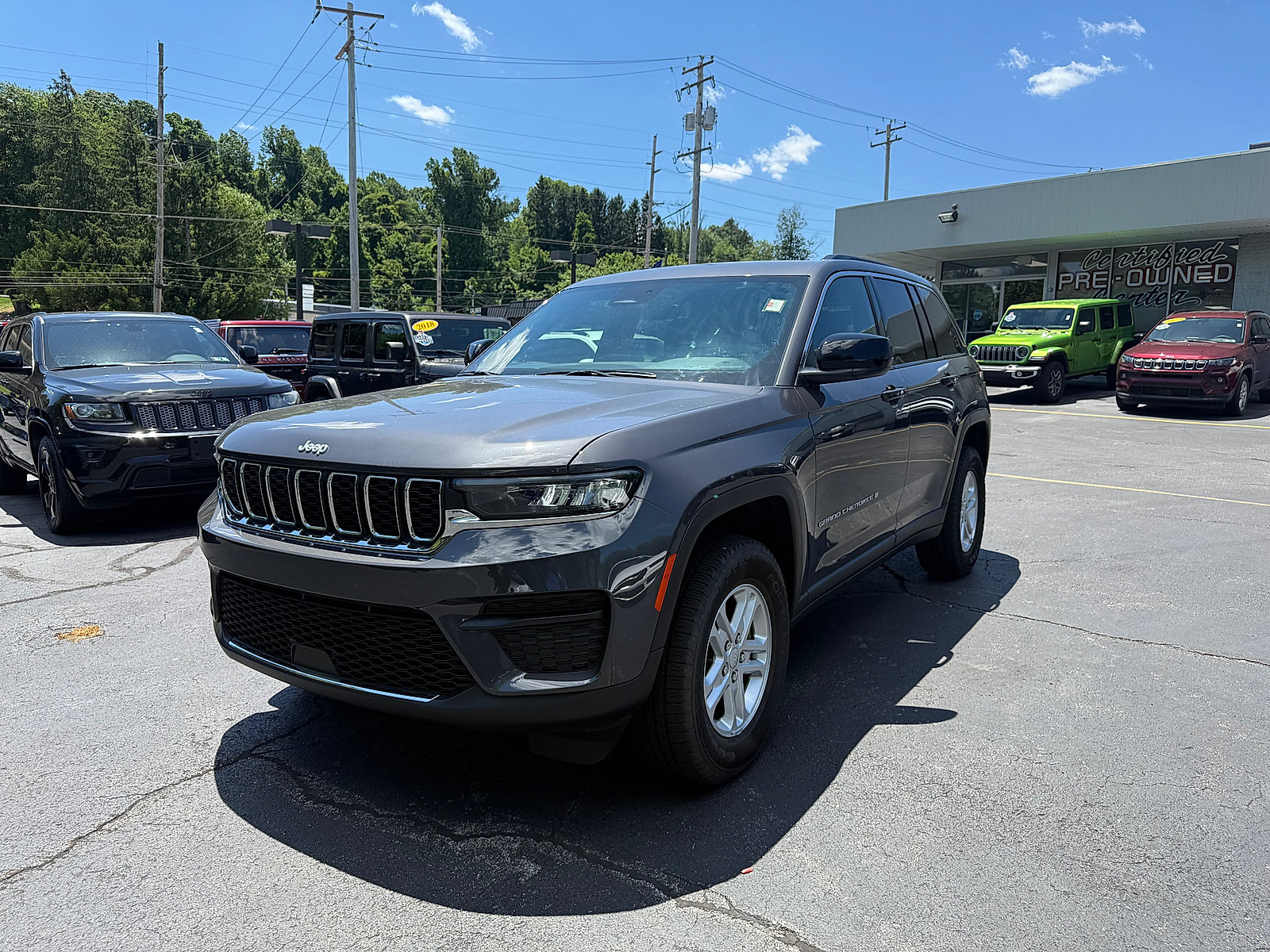 Certified 2025 Jeep Grand Cherokee Laredo w/ Luxury Tech Group I AWD/4WD image 3