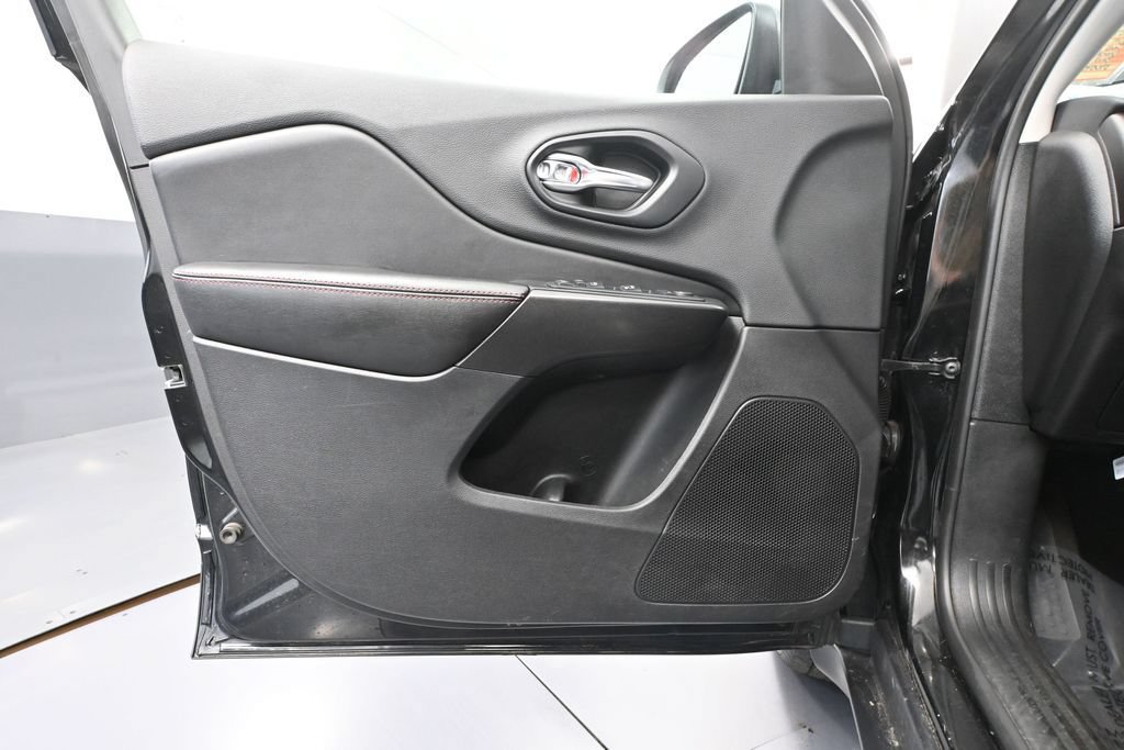 Used 2019 Jeep Cherokee Trailhawk w/ Cold Weather Group AWD/4WD image 19