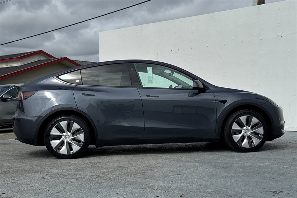Used 2023 Tesla Model Y Long Range image 3