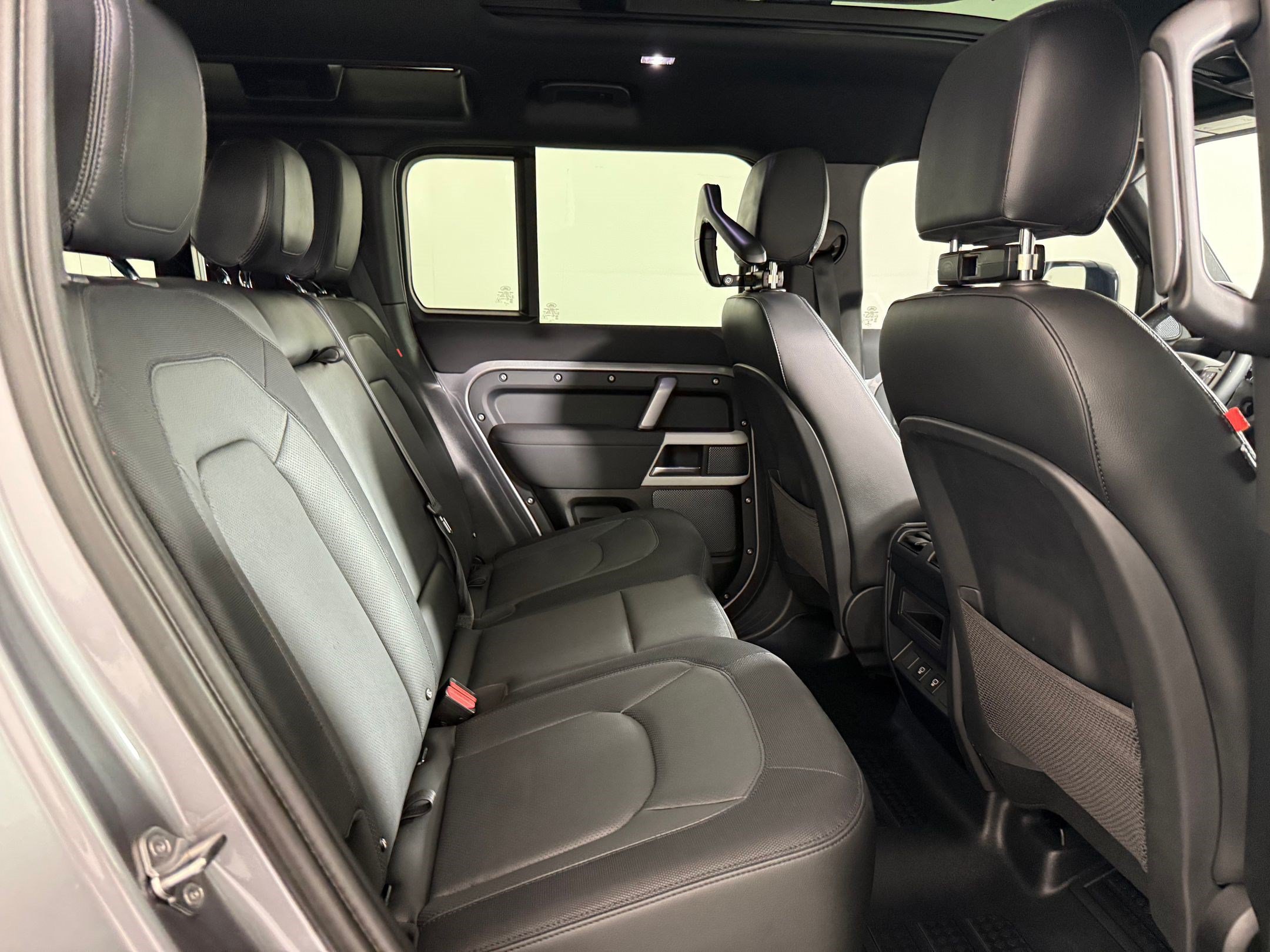 Certified 2023 Land Rover Defender 110 X-Dynamic SE AWD/4WD image 28