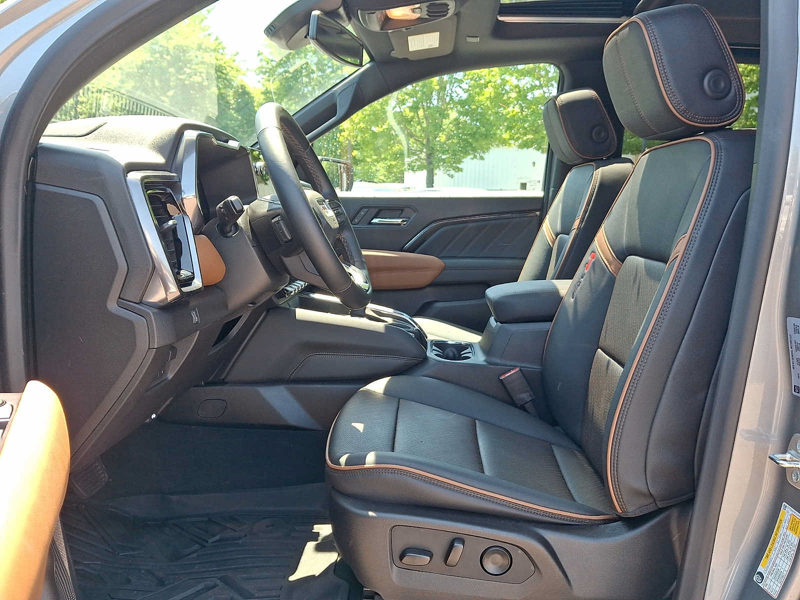 Used 2026 GMC Canyon AT4 w/ Technology Plus Package AWD/4WD image 15