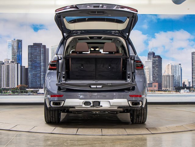 Used 2025 BMW X7 xDrive40i w/ Premium Package image 12