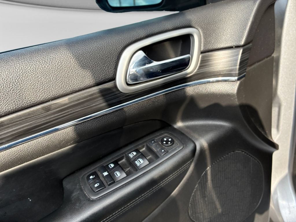 Used 2020 Jeep Grand Cherokee Limited AWD/4WD image 16