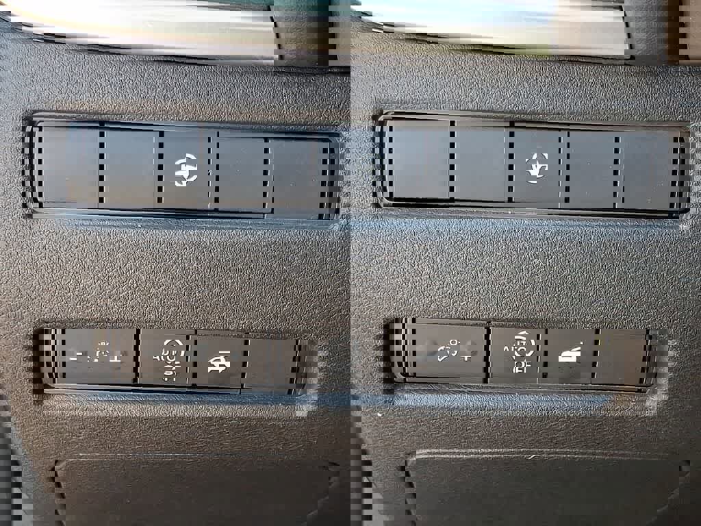 Used 2025 Nissan Rogue SV image 21