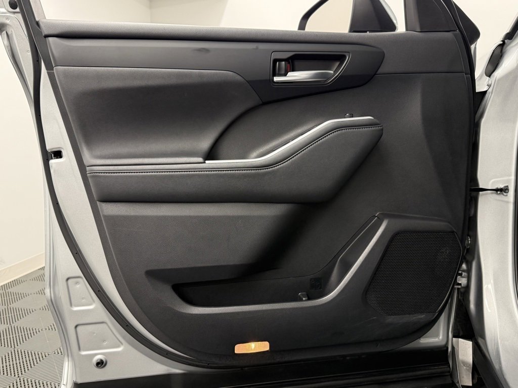 Used 2024 Toyota Highlander LE image 14