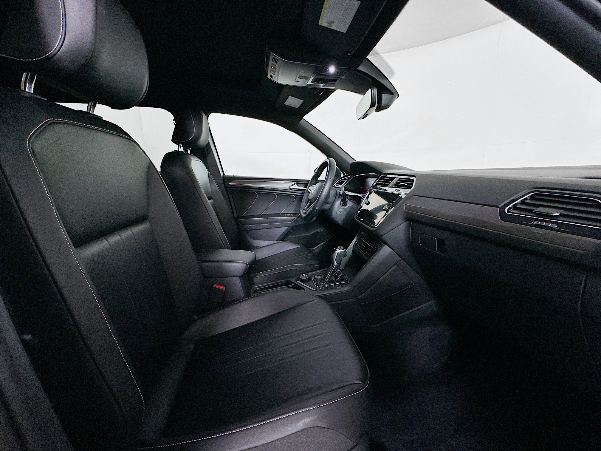 Used 2022 Volkswagen Tiguan SE R-Line image 32