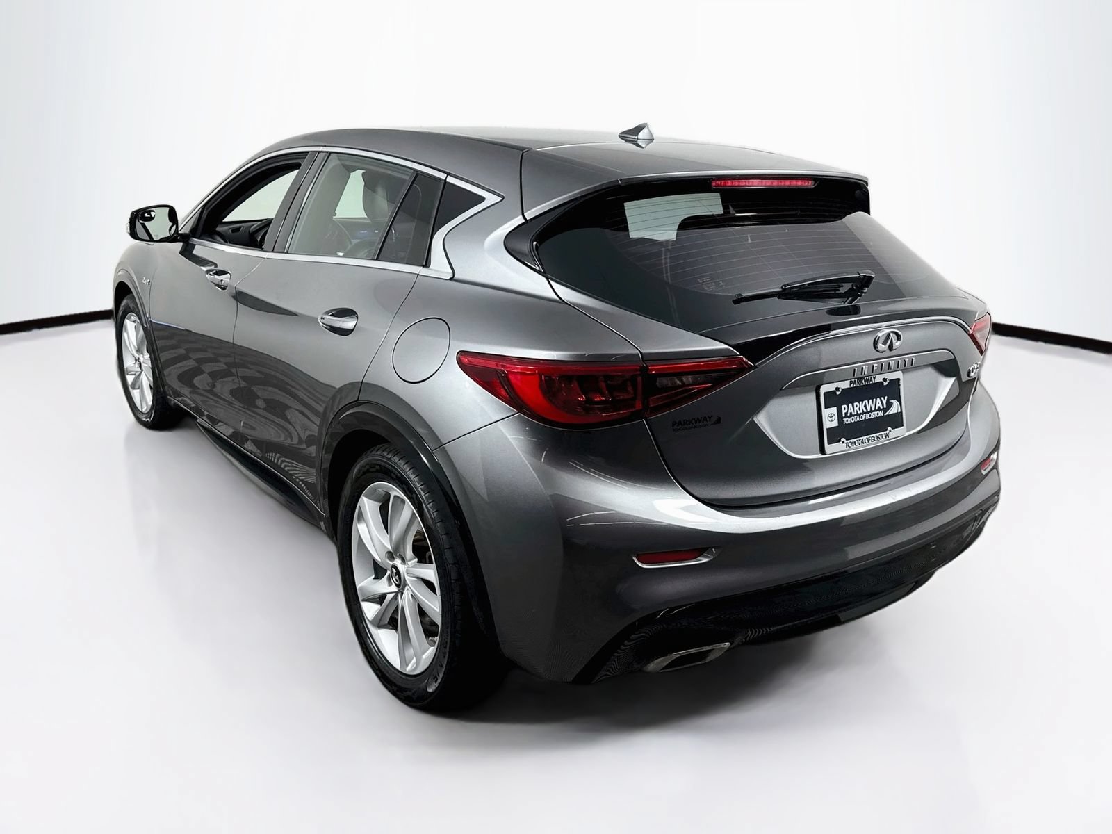 Used 2018 INFINITI QX30 w/ Cargo Package FWD image 5