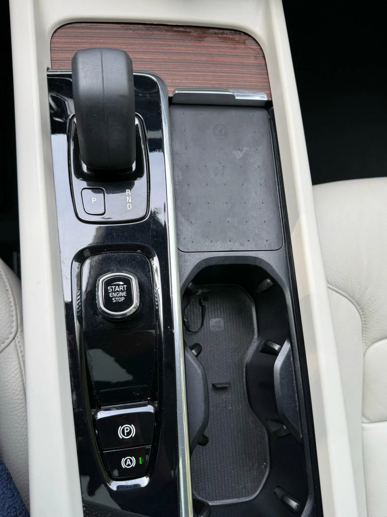 Used 2022 Volvo XC60 B5 Momentum image 21