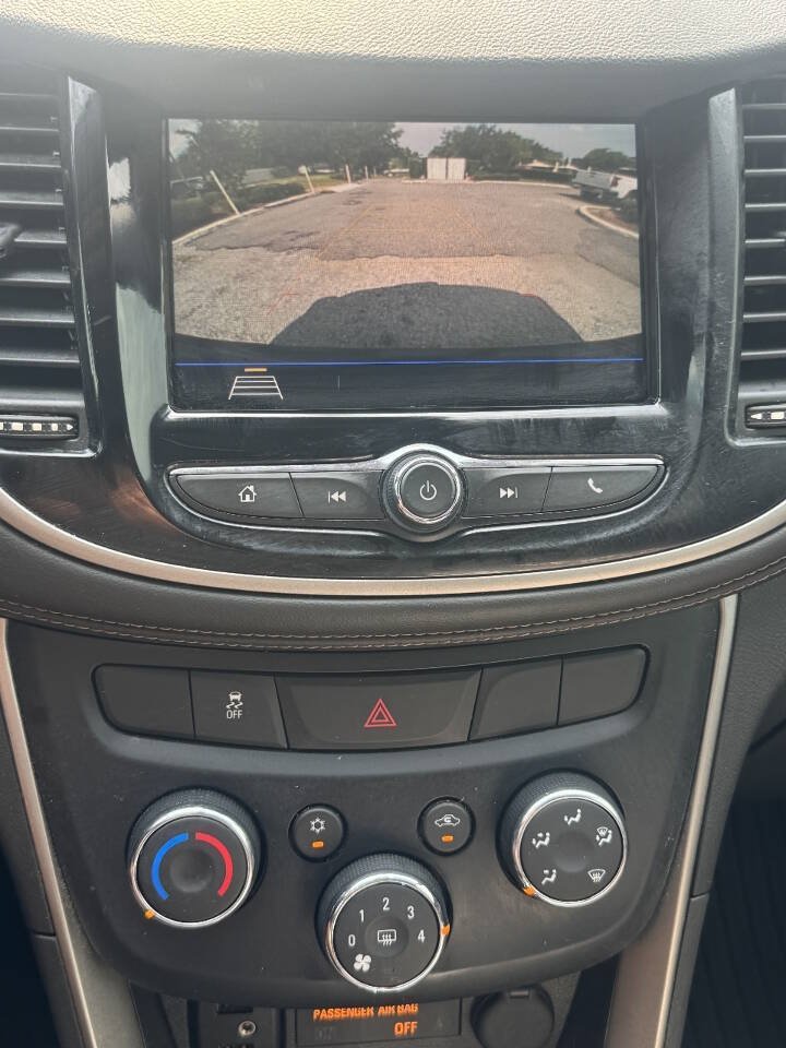Used 2018 Chevrolet Trax LT w/ Sun & Sound Package AWD/4WD image 19