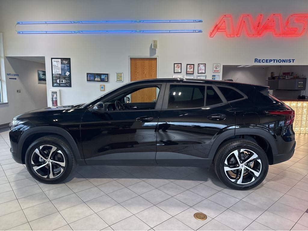 Used 2025 Chevrolet Trax RS FWD image 8