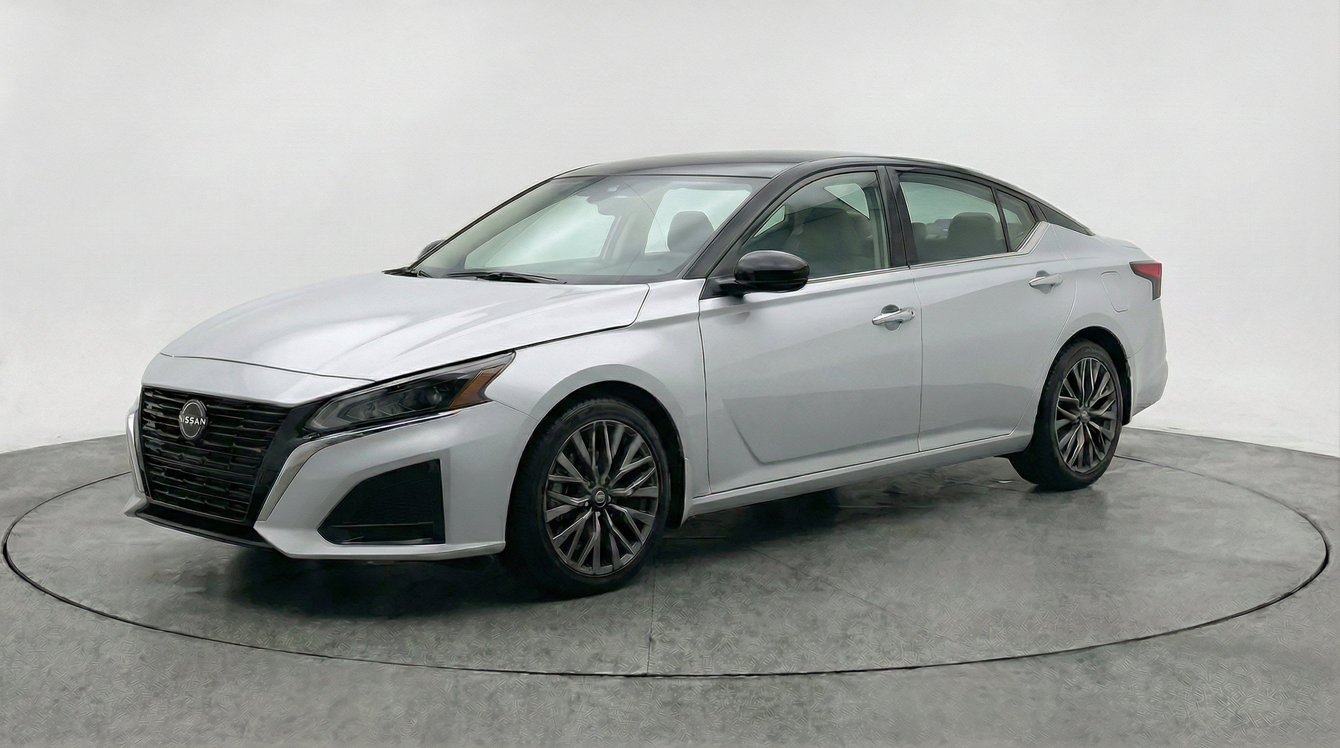 Used 2025 Nissan Altima 2.5 SV FWD image 3
