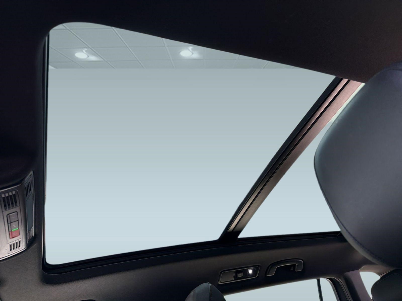 Used 2023 Volkswagen Tiguan SE R-Line image 15