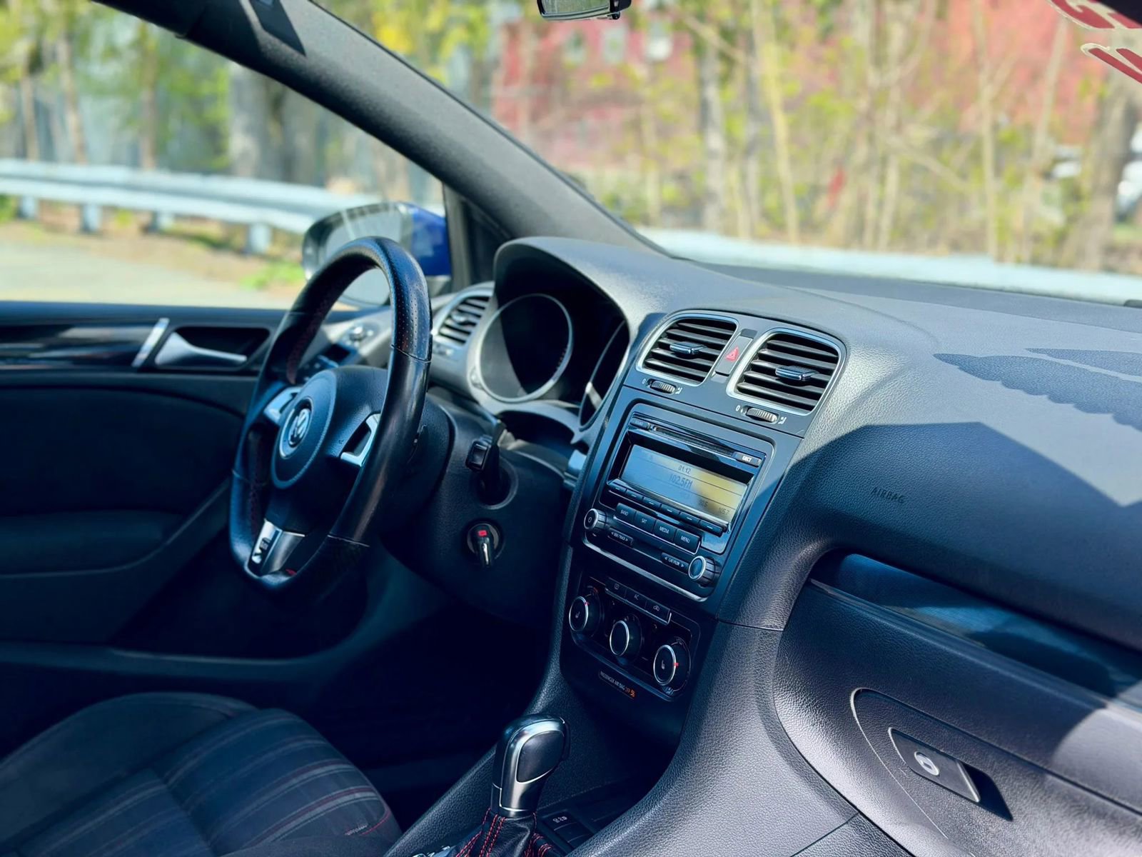 Used 2011 Volkswagen Golf 4-Door FWD image 14