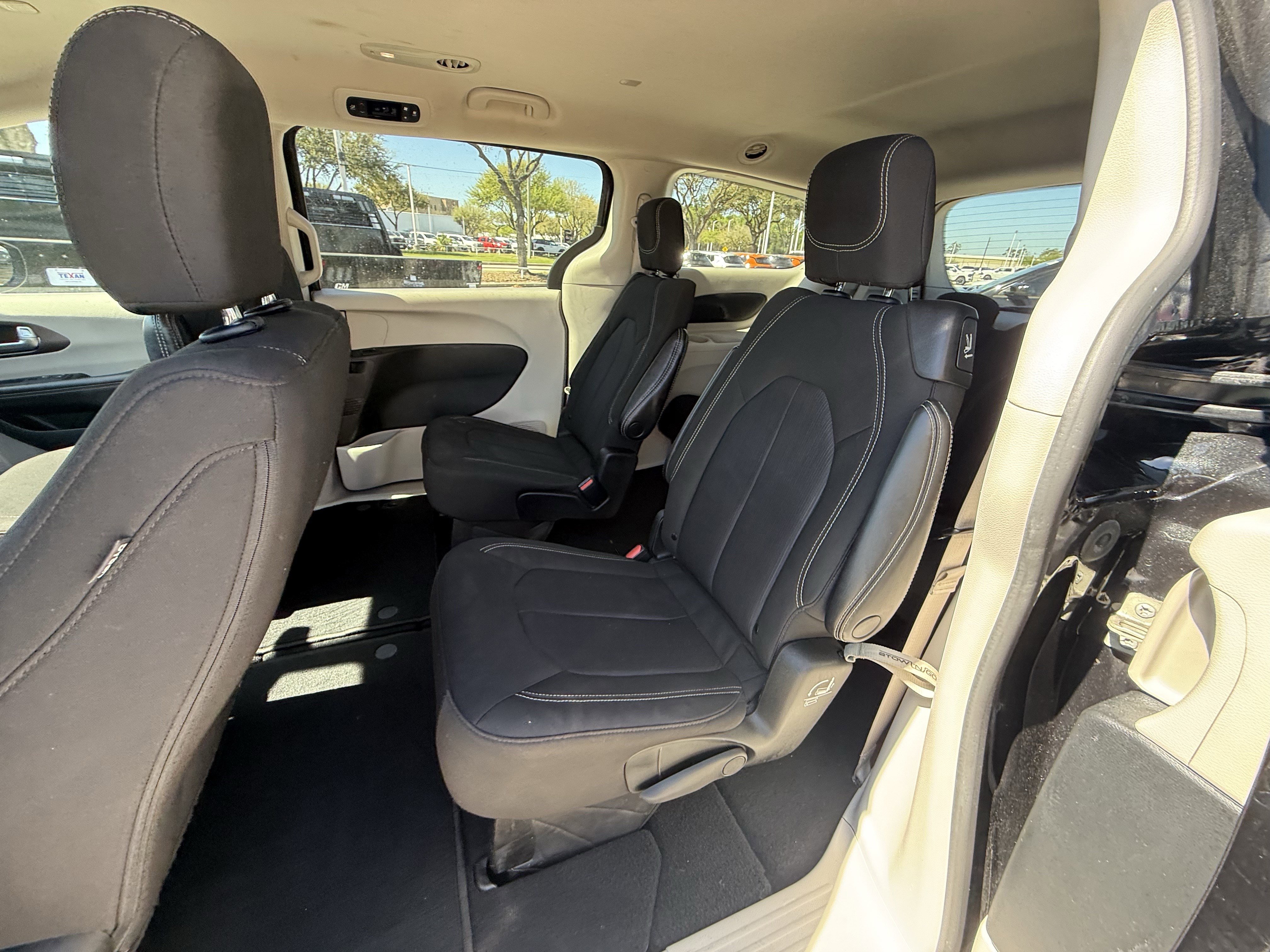 Used 2022 Chrysler Voyager LX image 29