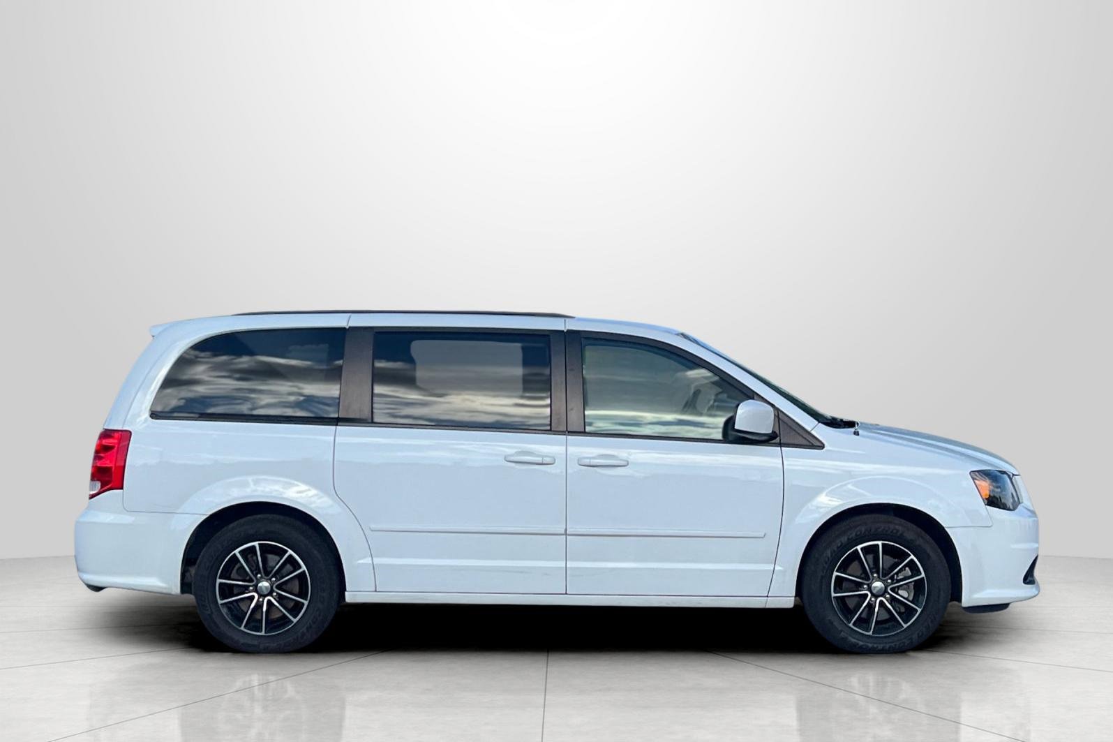 Used 2017 Dodge Grand Caravan GT image 3