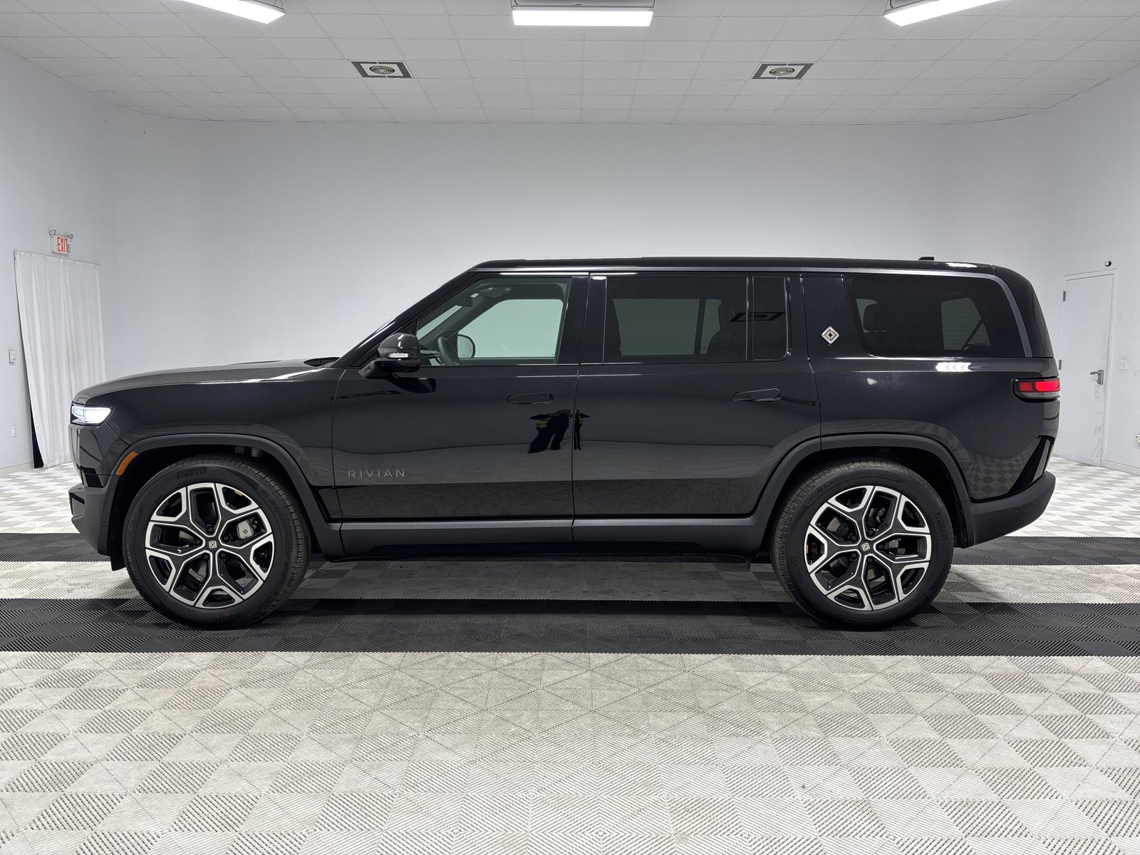 Used 2025 Rivian R1S Adventure AWD/4WD image 2