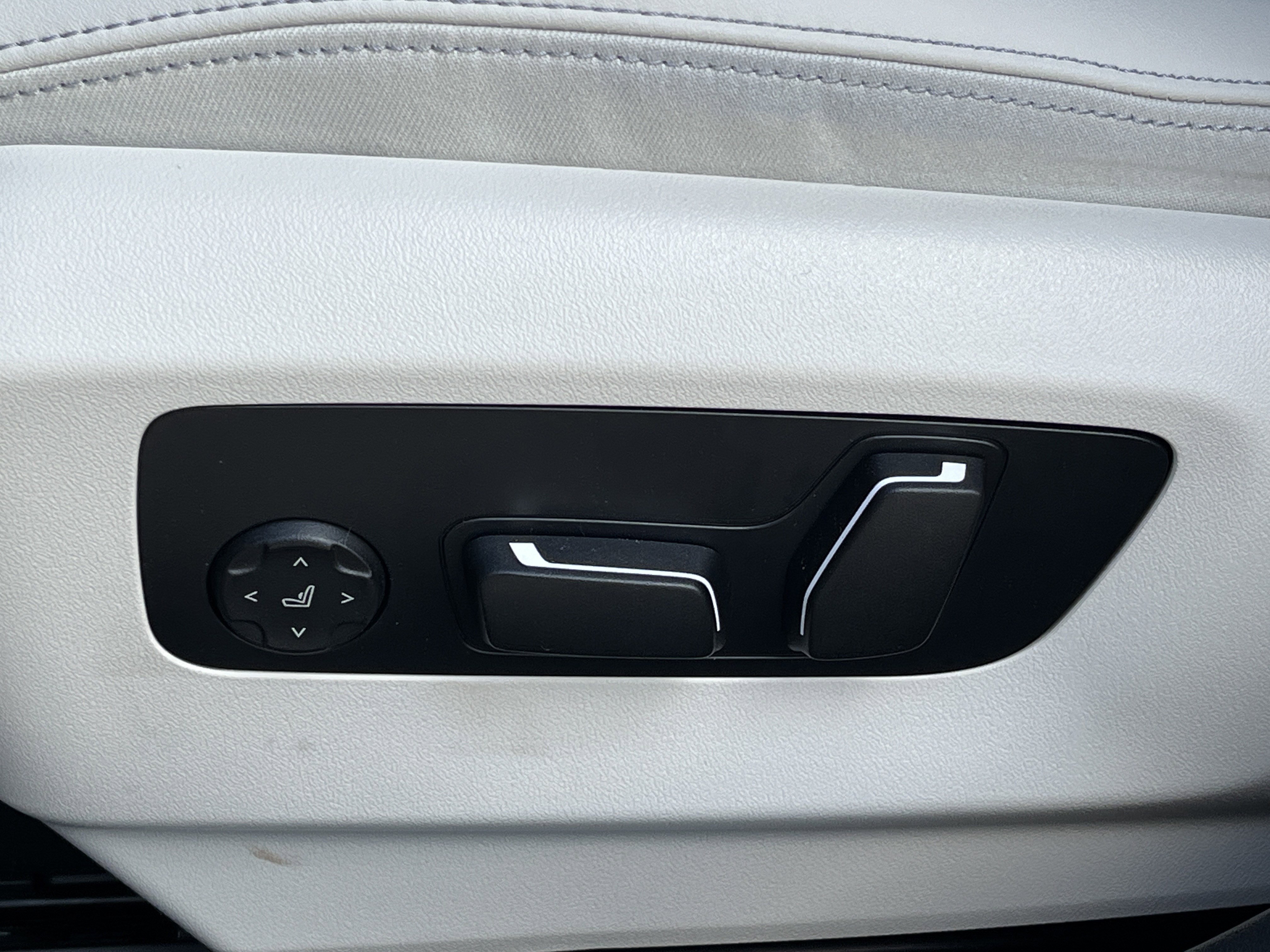 Used 2024 BMW 530i w/ Premium Package image 18