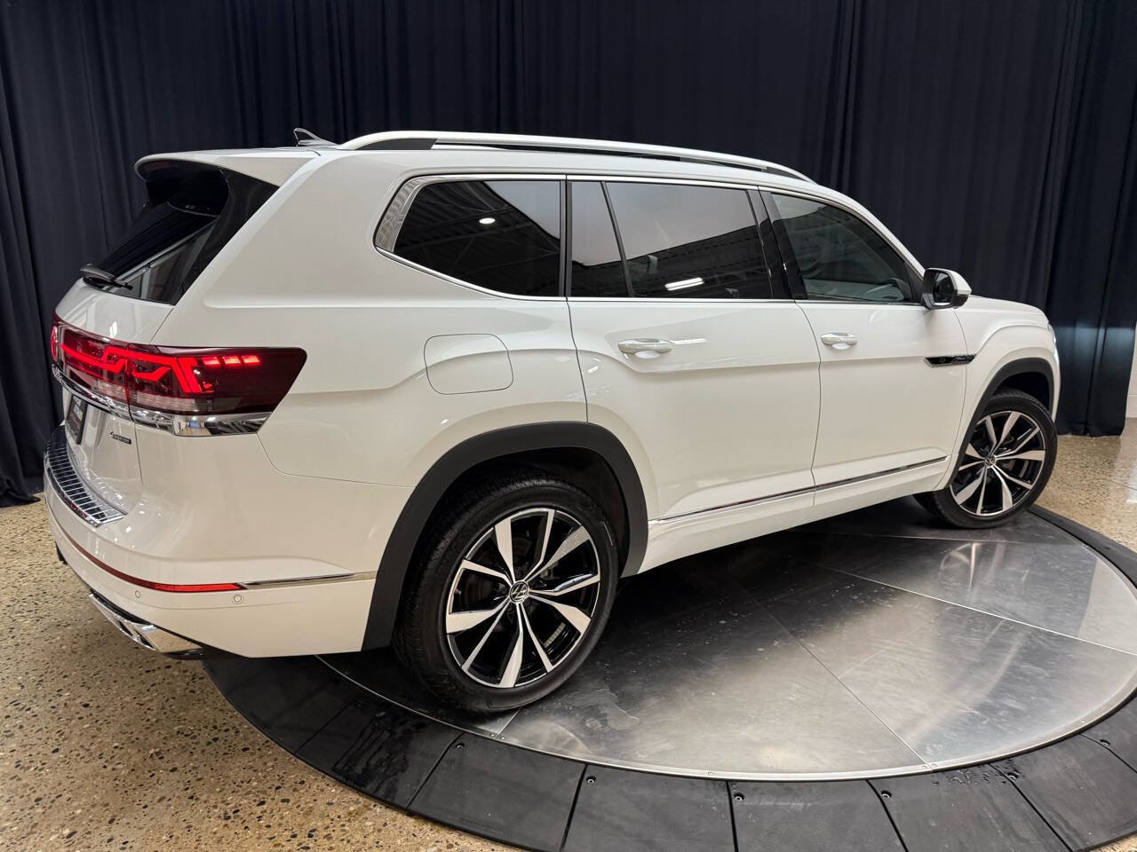 Used 2024 Volkswagen Atlas SEL Premium R-Line image 9