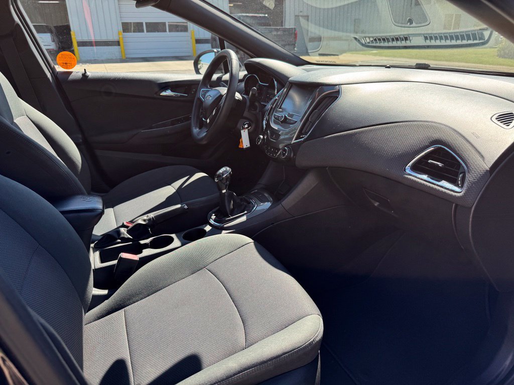Used 2017 Chevrolet Cruze LT FWD image 10