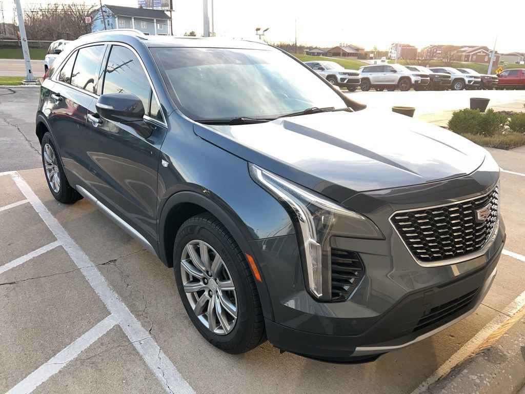 Used 2021 Cadillac XT4 Premium Luxury image 3