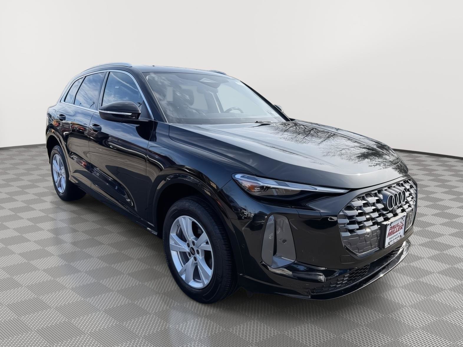 Used 2025 Audi Q5 Premium w/ Convenience Package image 3