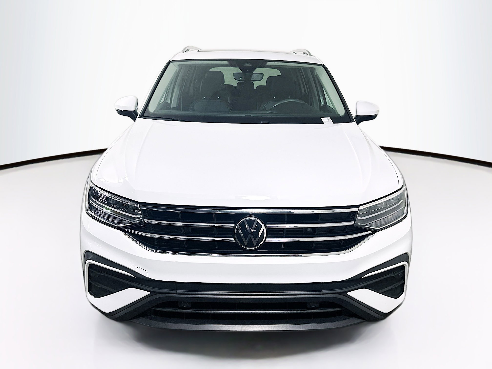 Used 2022 Volkswagen Tiguan SE w/ Panoramic Sunroof Package image 2