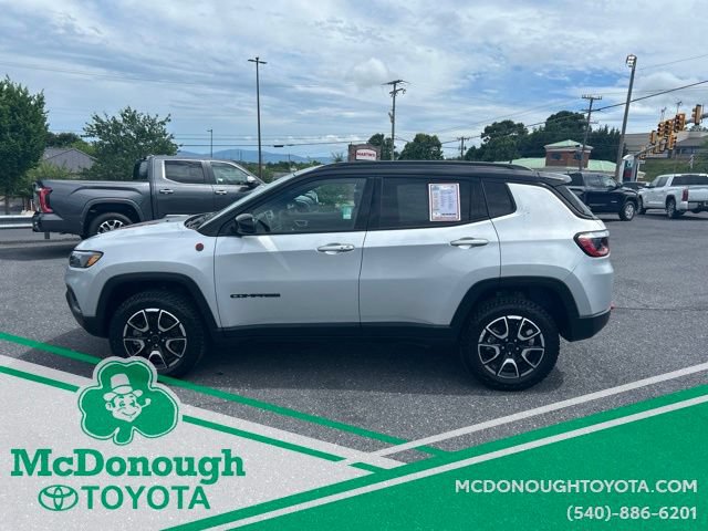 Used 2025 Jeep Compass Trailhawk AWD/4WD image 3