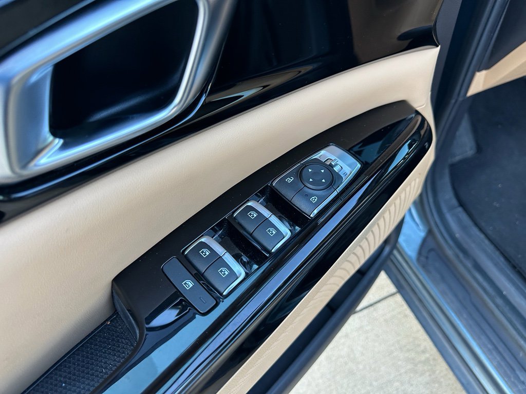 Used 2022 Kia Carnival EX image 10