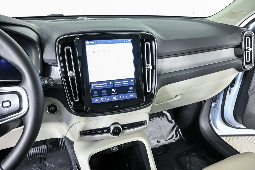 Certified 2024 Volvo XC40 B5 Plus w/ Protection Package Premier image 15