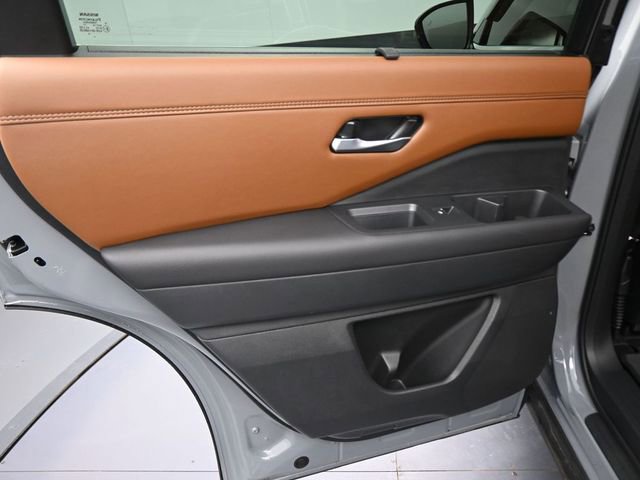 Used 2025 Nissan Pathfinder Platinum w/ Cargo Package AWD/4WD image 27