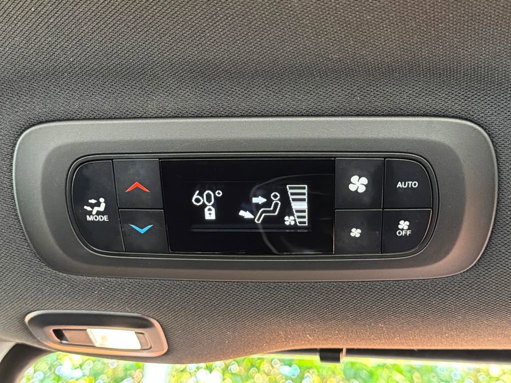 Used 2025 Chrysler Pacifica Limited FWD image 4